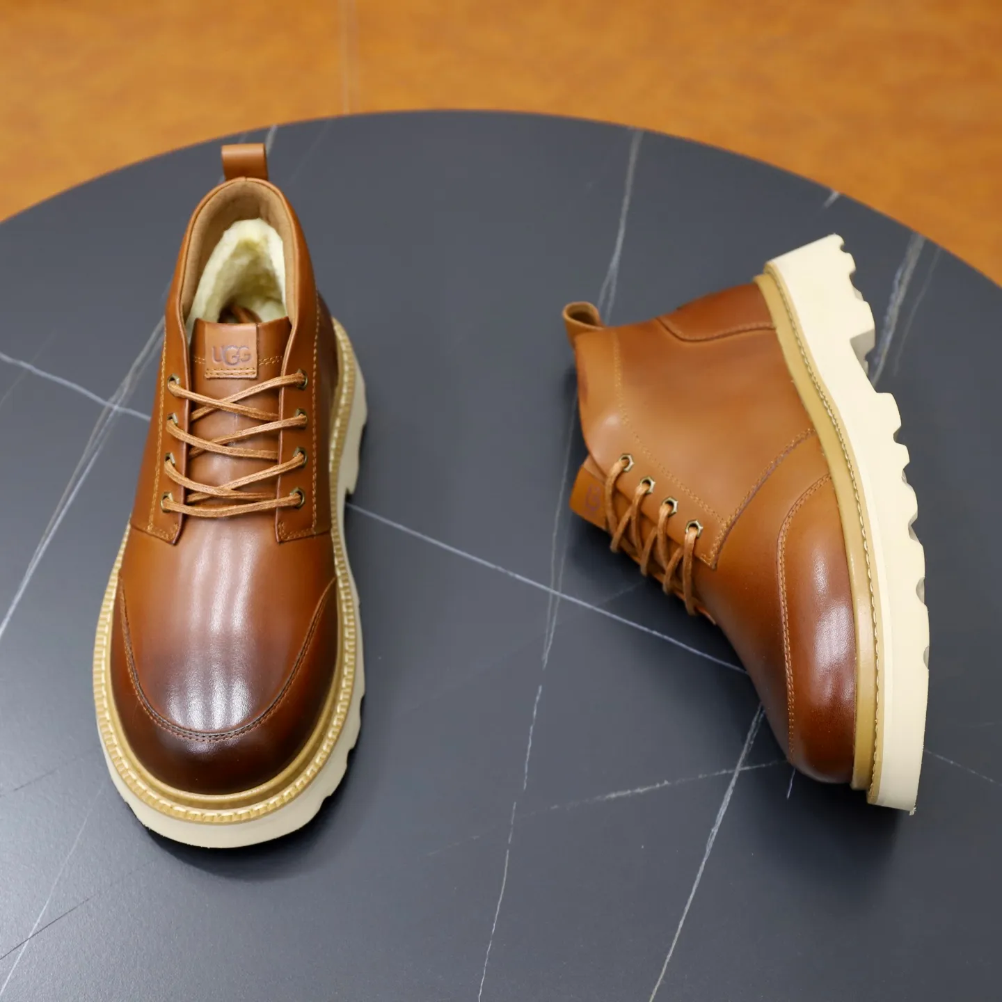 Ex-factory price: 680💰Thick wool imported from Australia Brand: UGG genuine purchase Size: 39-44 Grade: Official website 1:1 Material: First layer of genuine leather waterproof and antifreeze upper Real wool lining Original non-slip soft wear-resistant outsole Style category: Men's casual shoes Trendy style Comfortable on the feet Color: Official website color synchronization